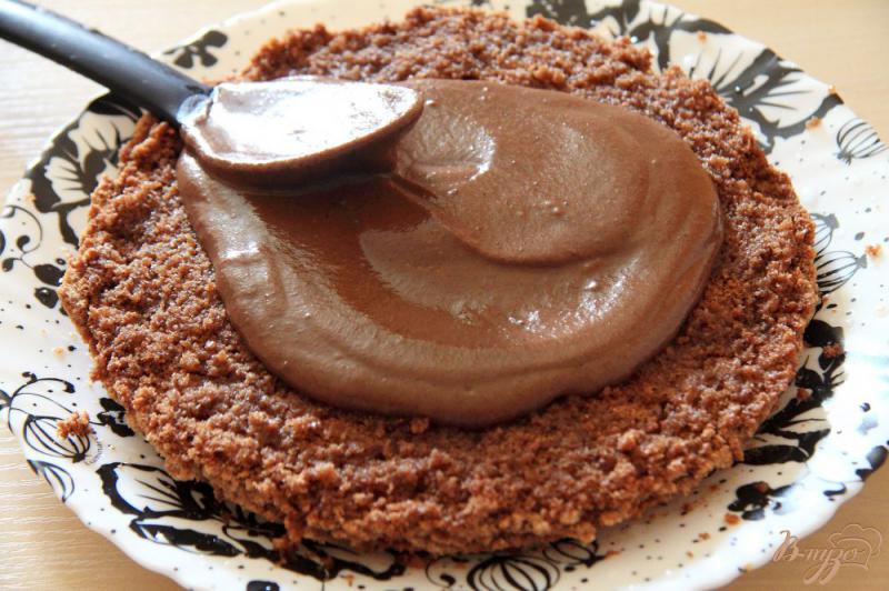 Фото приготовление рецепта: Бисквитный шоколадный торт с шоколадным кремом шаг №11