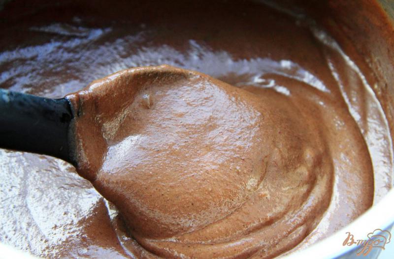 Фото приготовление рецепта: Бисквитный шоколадный торт с шоколадным кремом шаг №10