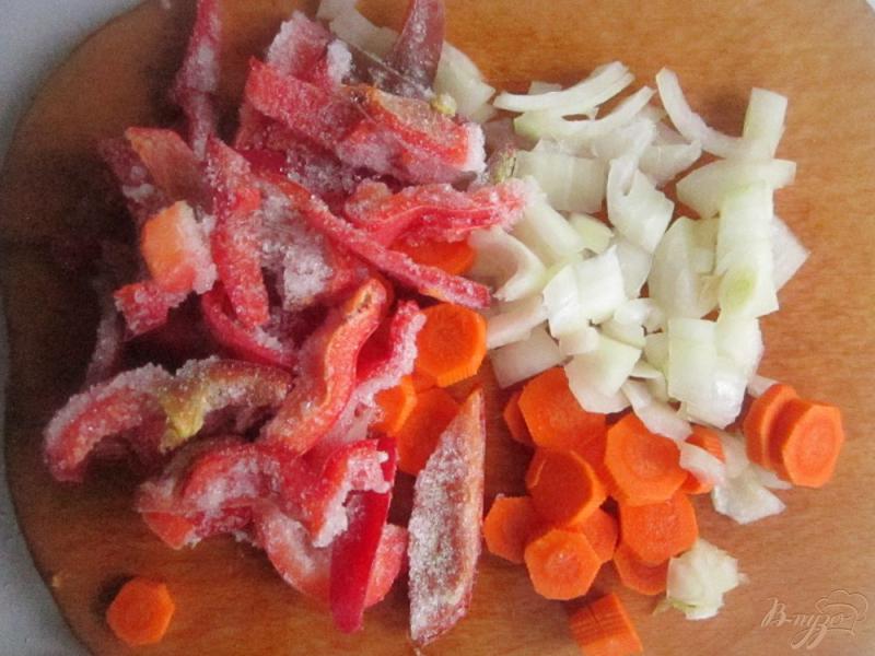 Фото приготовление рецепта: Куриные желудки тушеные в мультиварки с овощами шаг №2