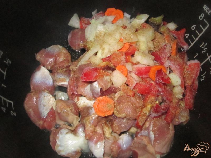 Фото приготовление рецепта: Куриные желудки тушеные в мультиварки с овощами шаг №3