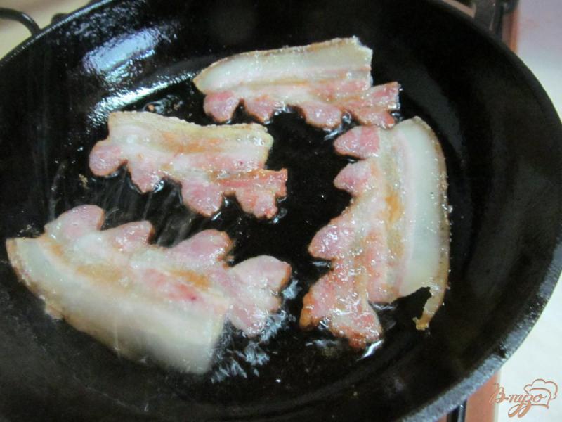 Фото приготовление рецепта: Яйцо пашот с беконом и кабачком шаг №5