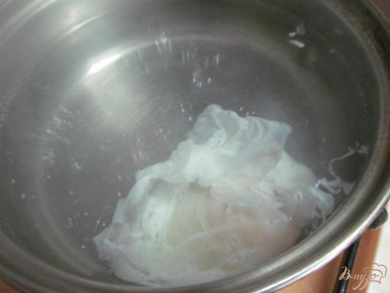 Фото приготовление рецепта: Яйцо пашот с беконом и кабачком шаг №4