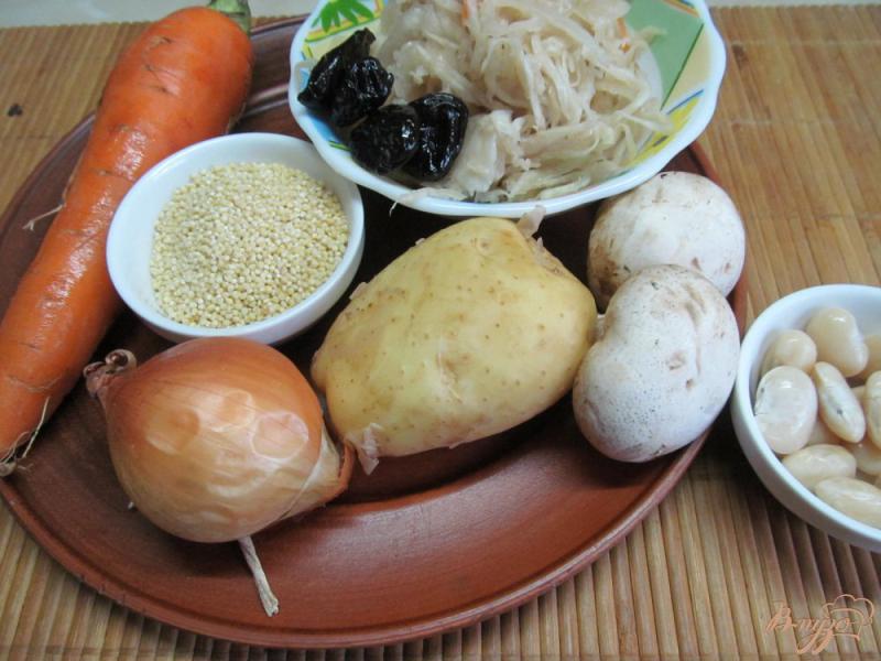 Фото приготовление рецепта: Суп с кислой капустой черносливом и грибами шаг №2