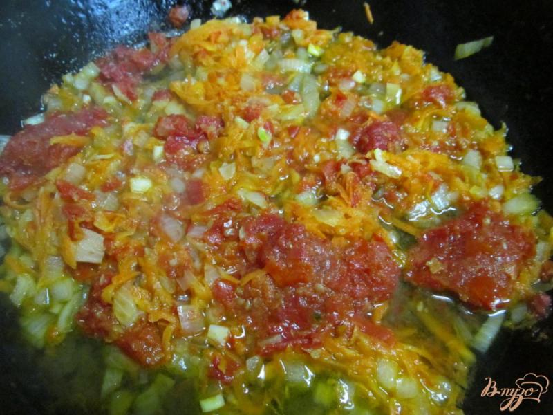 Фото приготовление рецепта: Суп с кислой капустой черносливом и грибами шаг №8