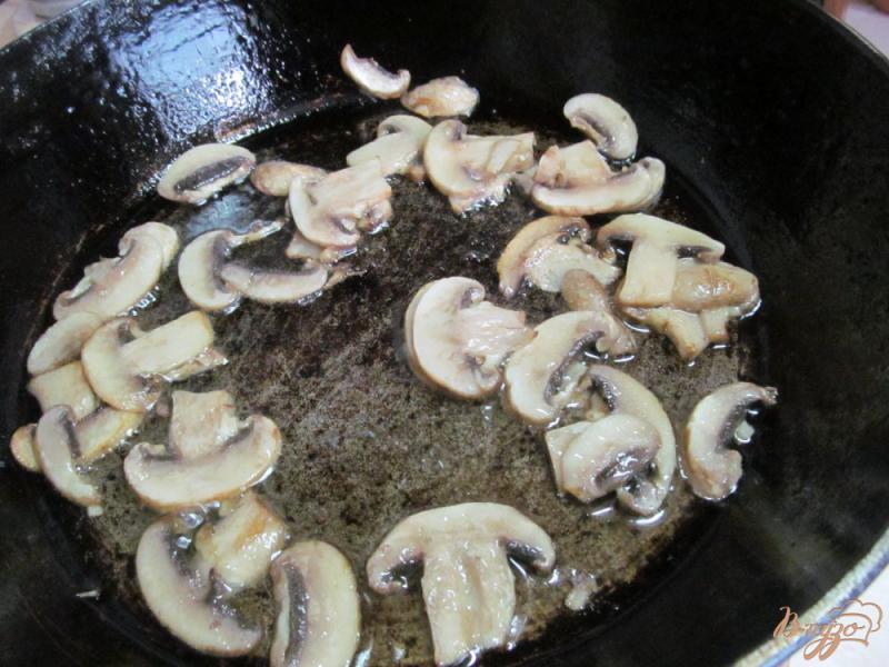 Фото приготовление рецепта: Суп с кислой капустой черносливом и грибами шаг №4