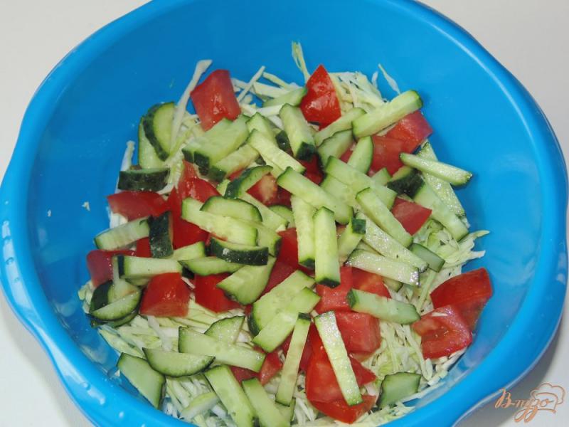 Фото приготовление рецепта: Капустный салат с помидором шаг №3