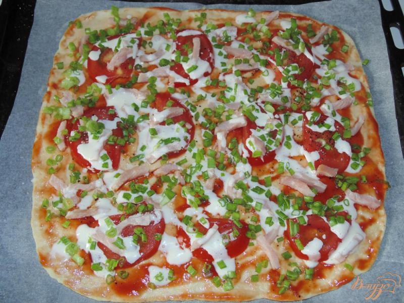 Фото приготовление рецепта: Пицца с ветчиной и помидором шаг №3