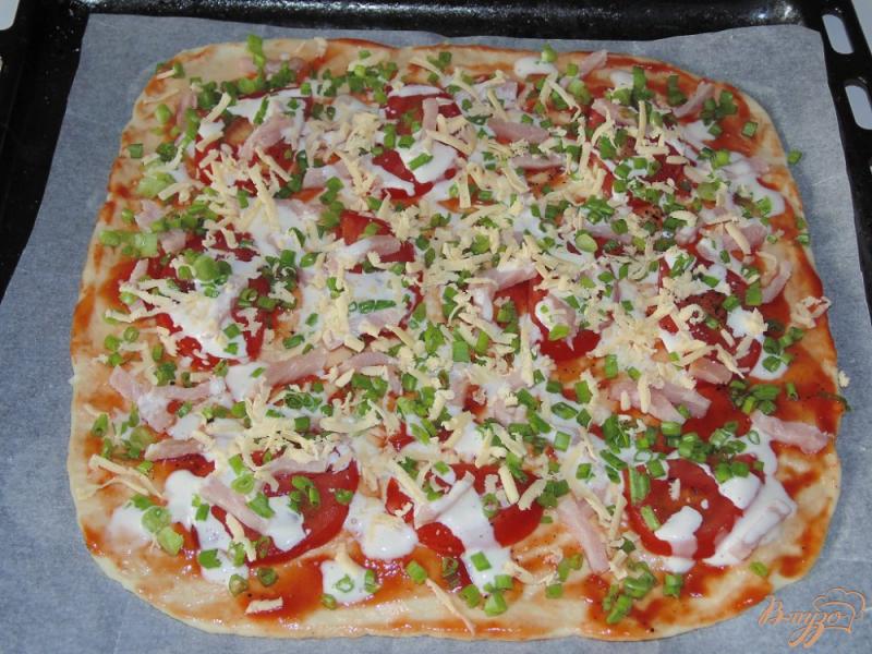 Фото приготовление рецепта: Пицца с ветчиной и помидором шаг №4