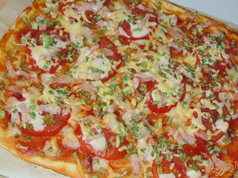 Фото приготовление рецепта: Пицца с ветчиной и помидором шаг №5