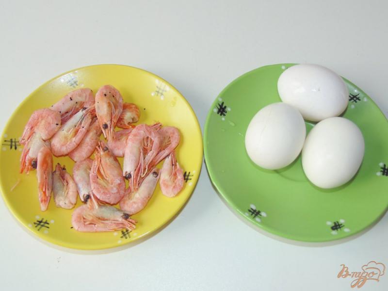 Фото приготовление рецепта: Яйца фаршированные креветками шаг №1