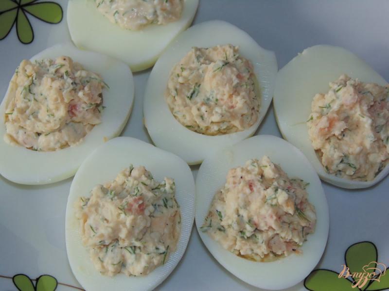 Фото приготовление рецепта: Яйца фаршированные креветками шаг №4
