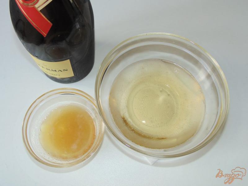 Фото приготовление рецепта: Желе из шампанского с клубникой шаг №3