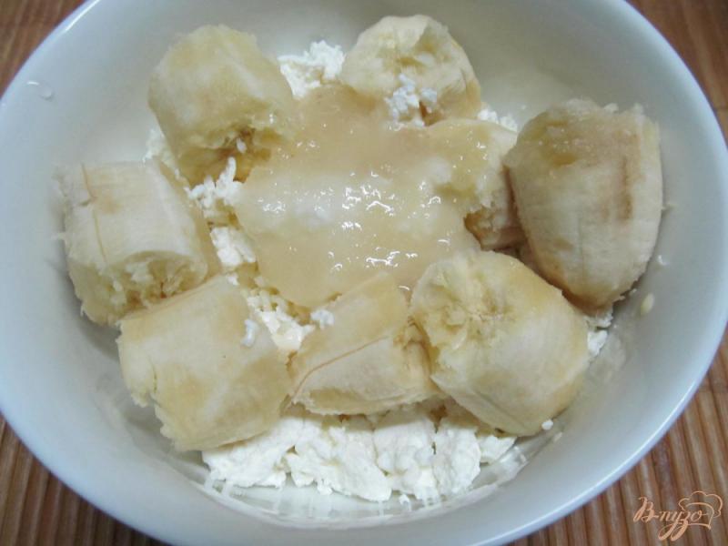 Фото приготовление рецепта: Блины с бананом и клубникой шаг №2
