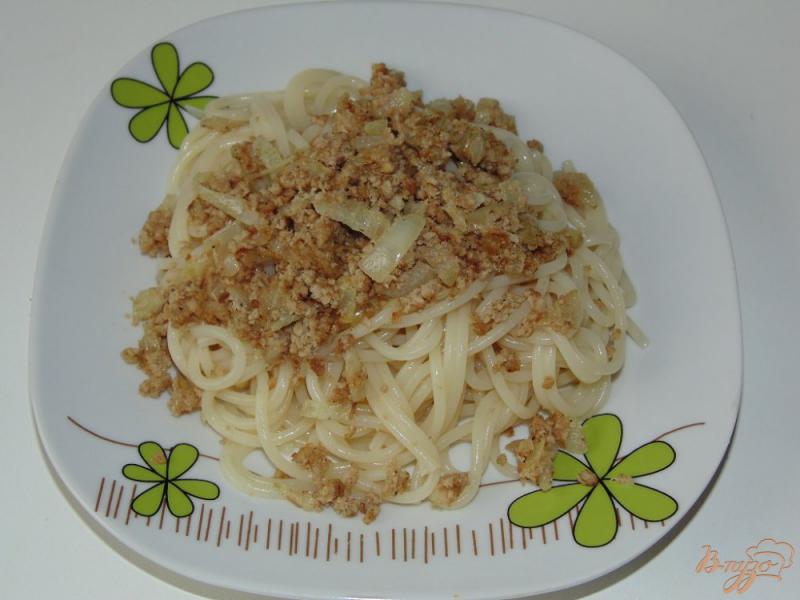 Фото приготовление рецепта: Паста спагетти со свино-говяжьим фаршем шаг №5