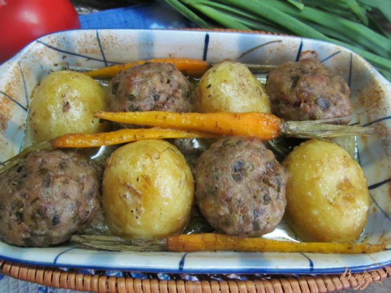 Фото приготовление рецепта: Картофель с фрикадельками на чесночной подушке шаг №7
