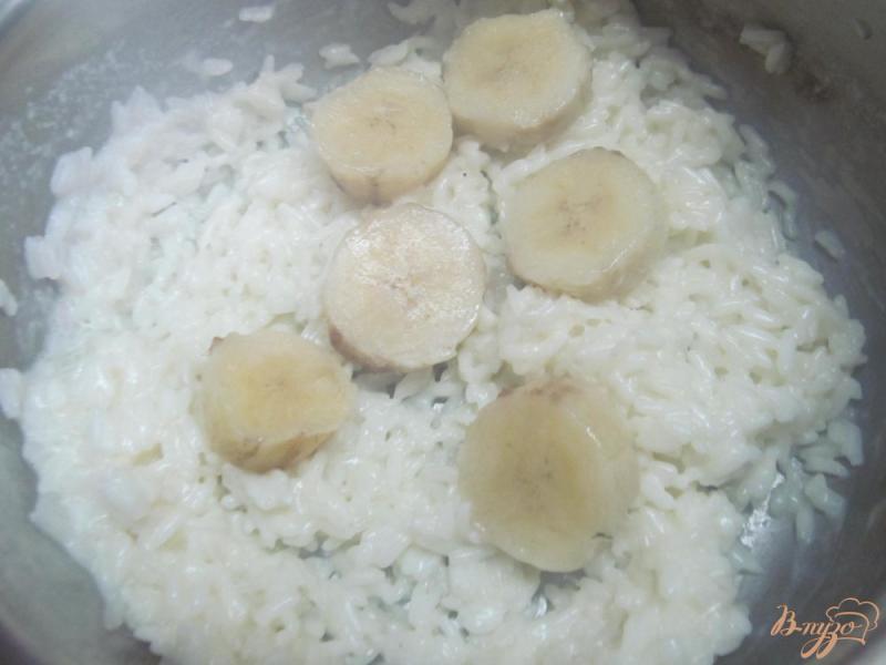 Фото приготовление рецепта: Рисовая каша с бананом и кленовым сиропом шаг №2