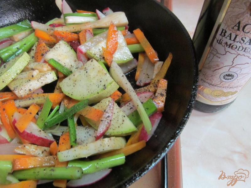 Фото приготовление рецепта: Куриные ножки с овощами и рисом шаг №5