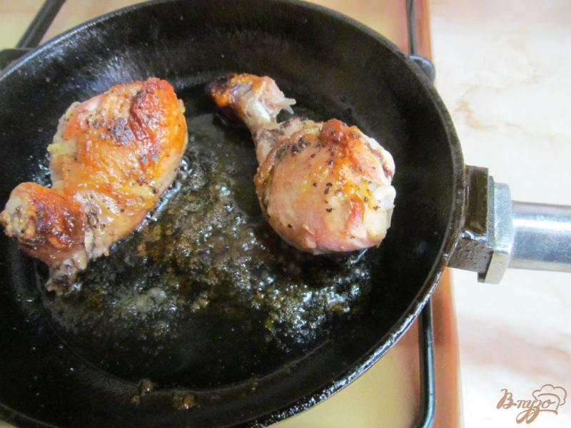 Фото приготовление рецепта: Куриные ножки с овощами и рисом шаг №2