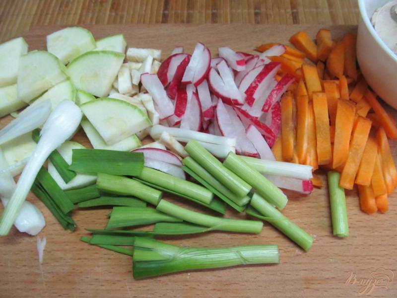 Фото приготовление рецепта: Куриные ножки с овощами и рисом шаг №4