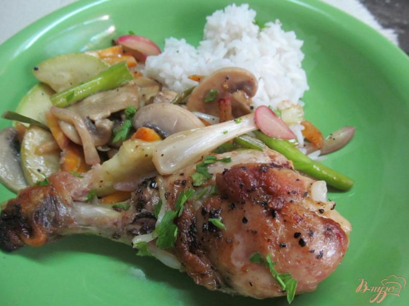 Фото приготовление рецепта: Куриные ножки с овощами и рисом шаг №8
