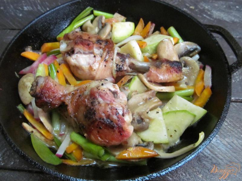 Фото приготовление рецепта: Куриные ножки с овощами и рисом шаг №7