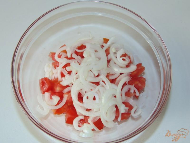 Фото приготовление рецепта: Салат из помидоров с плавленым сыром шаг №2