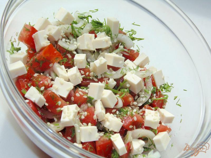 Фото приготовление рецепта: Салат из помидоров с плавленым сыром шаг №4