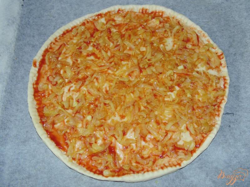 Фото приготовление рецепта: Луковая пицца шаг №4