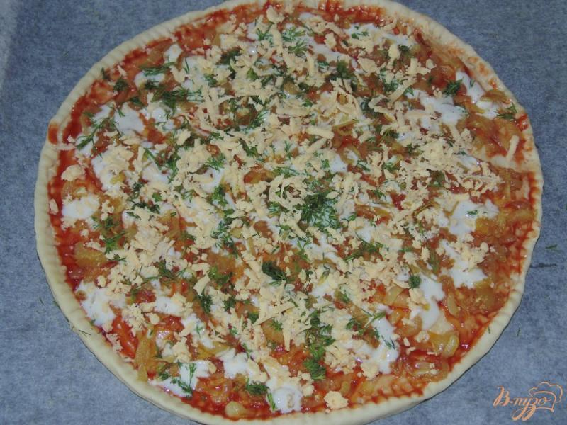 Фото приготовление рецепта: Луковая пицца шаг №6