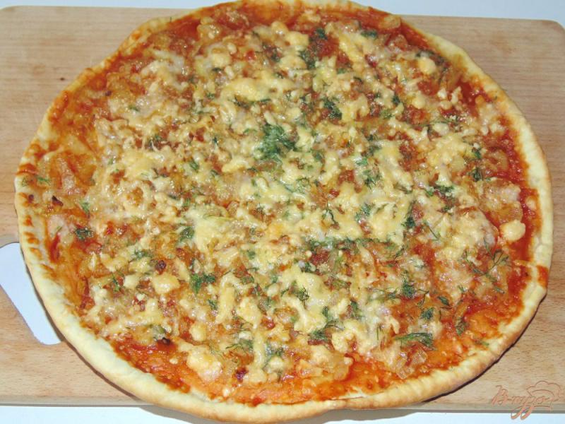 Фото приготовление рецепта: Луковая пицца шаг №7