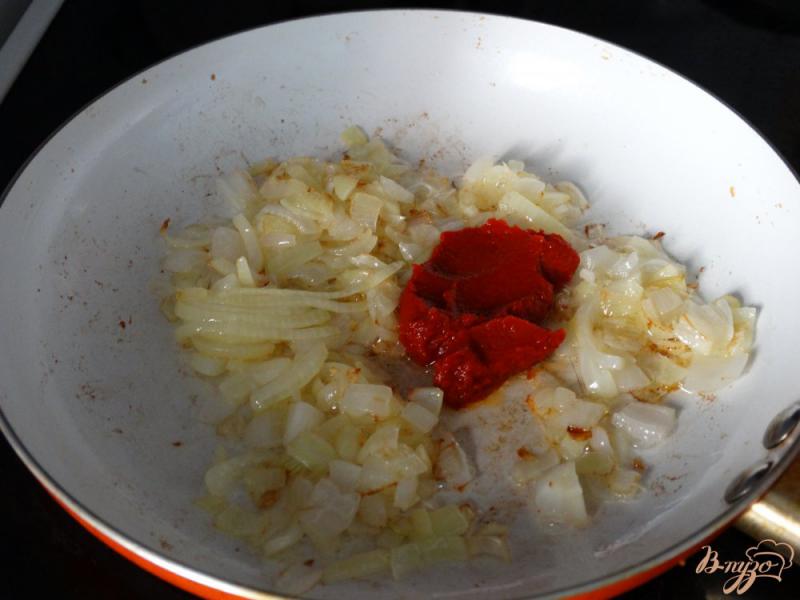 Фото приготовление рецепта: Печень тушеная в томатном соусе шаг №2