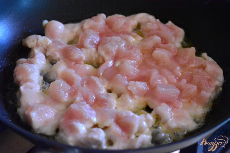 Фото приготовление рецепта: Салат с курицей и грибами шаг №2