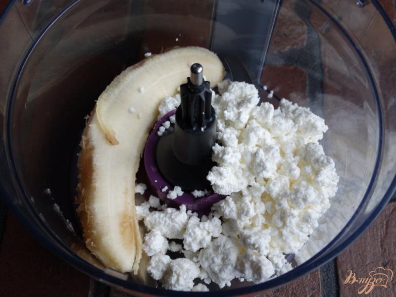 Фото приготовление рецепта: Творожная запеканка с бананом и клубникой шаг №1