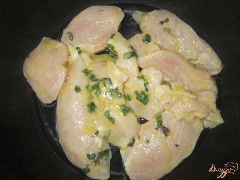 Фото приготовление рецепта: Куриное филе в лимонном соусе в мультиварке шаг №3