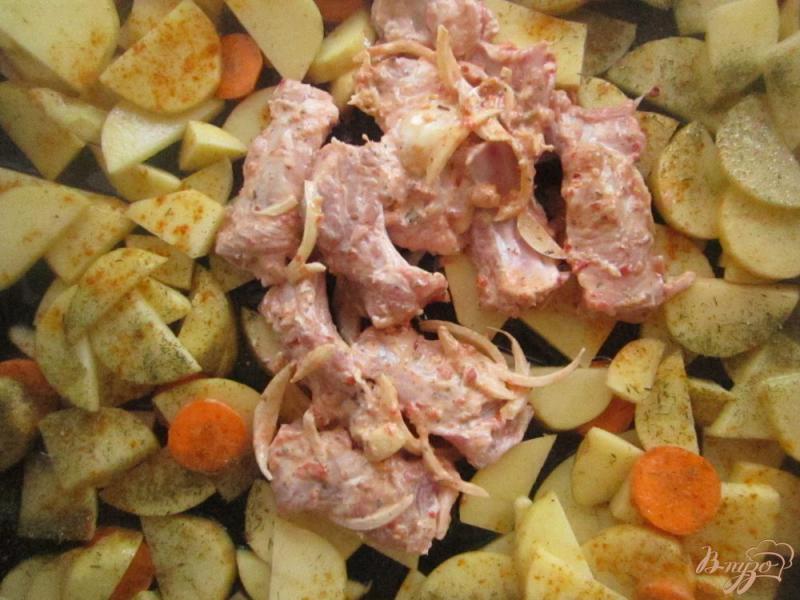 Фото приготовление рецепта: Ребра запеченные в остром маринаде с картофелем шаг №5