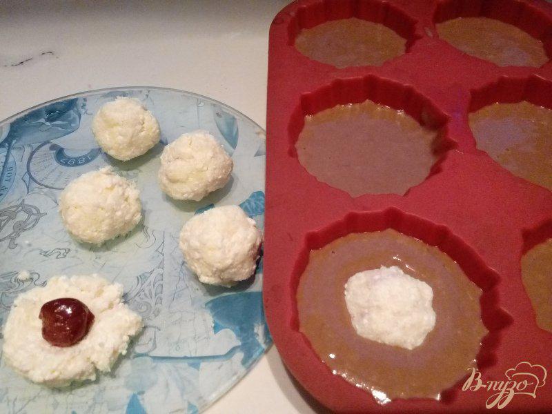 Фото приготовление рецепта: Кексы с какао и творожно-кокосовыми шариками с вишней шаг №3