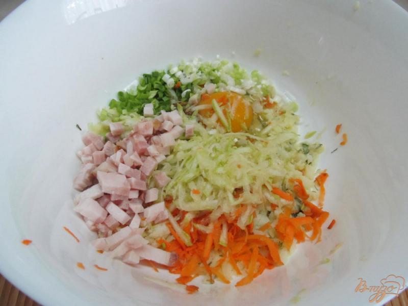 Фото приготовление рецепта: Картофельные оладьи с беконом и кабачком шаг №3