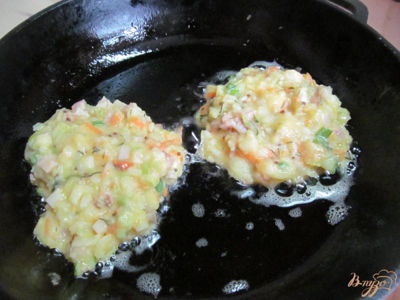 Фото приготовление рецепта: Картофельные оладьи с беконом и кабачком шаг №5