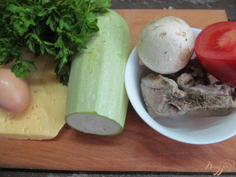 Фото приготовление рецепта: Запеканка из отварного мяса с кабачком и грибами шаг №1