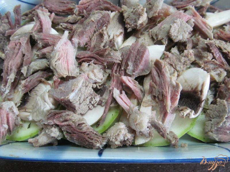 Фото приготовление рецепта: Запеканка из отварного мяса с кабачком и грибами шаг №4
