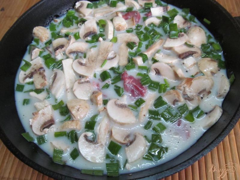 Фото приготовление рецепта: Макароны под соусом из говядины с грибами шаг №4