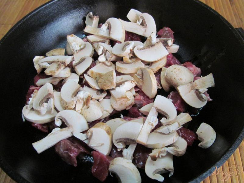 Фото приготовление рецепта: Макароны под соусом из говядины с грибами шаг №2