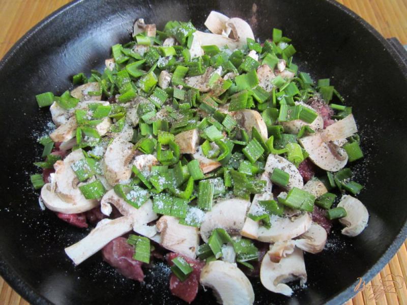 Фото приготовление рецепта: Макароны под соусом из говядины с грибами шаг №3