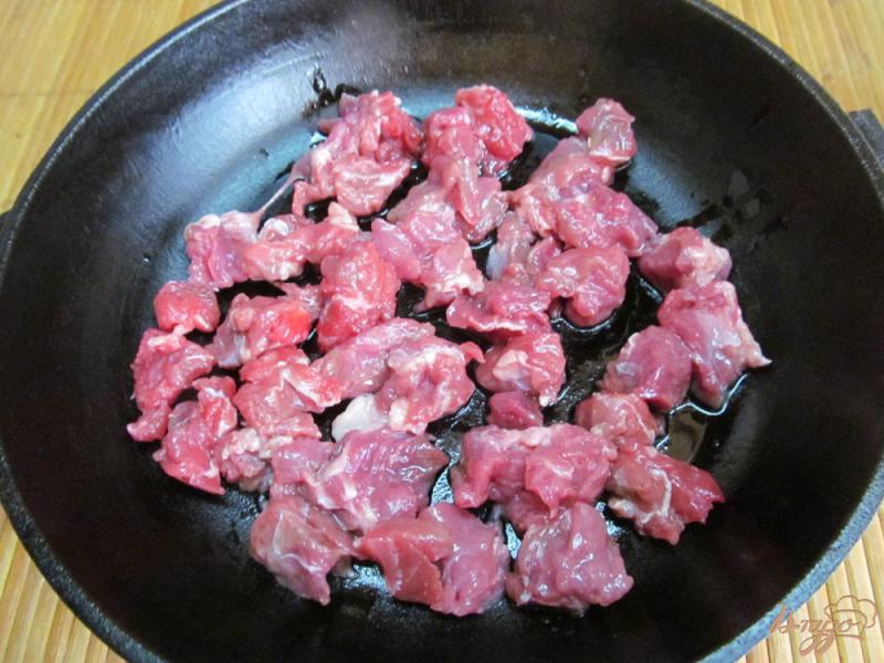 Фото приготовление рецепта: Макароны под соусом из говядины с грибами шаг №1