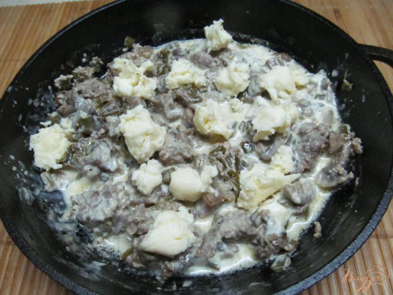 Фото приготовление рецепта: Макароны под соусом из говядины с грибами шаг №5