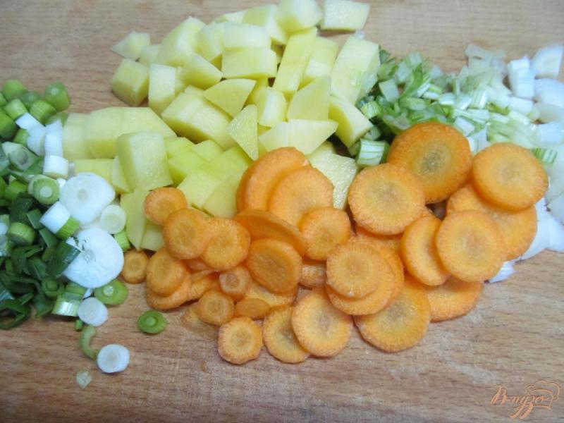 Фото приготовление рецепта: Суп из молодых овощей на курином бульоне с карри шаг №3