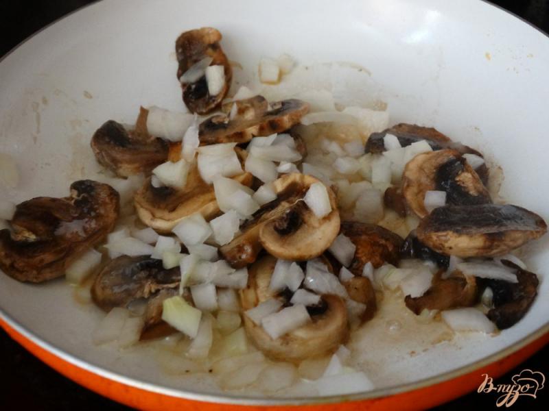 Фото приготовление рецепта: Печеночно-грибные оладьи шаг №2