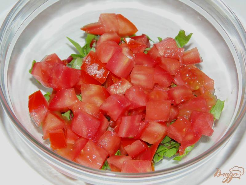Фото приготовление рецепта: Салат из помидоров с плавленым сыром, мангольдом и базиликом шаг №2