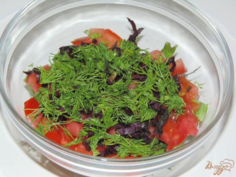 Фото приготовление рецепта: Салат из помидоров с плавленым сыром, мангольдом и базиликом шаг №4