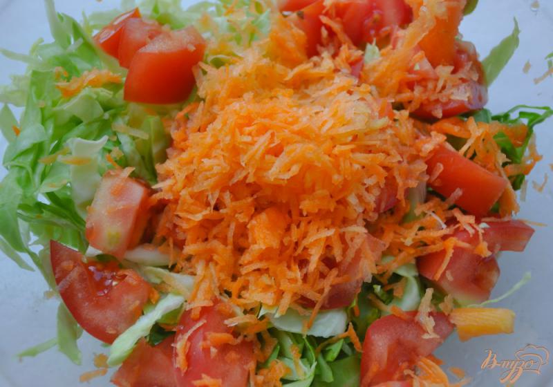 Фото приготовление рецепта: Овощной салат с молодой морковью и капустой шаг №3